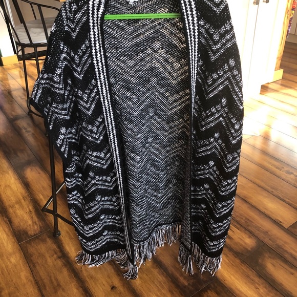 Long cardi/ no sleeves - Picture 2 of 2